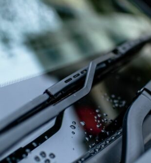 Riis-bilglass: Trygg sikt og fagmessig arbeid på bilen